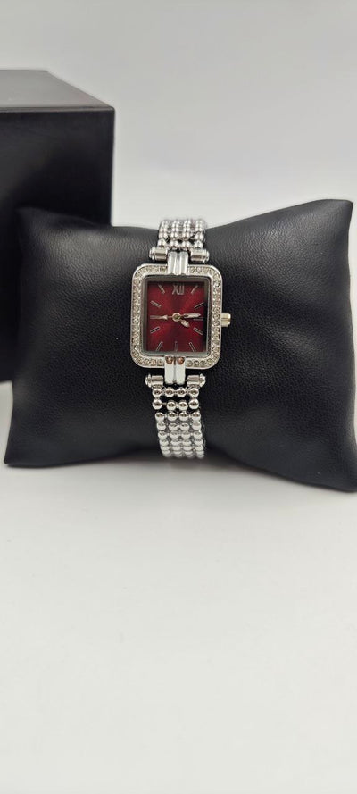 GÜMÜŞ RENK İÇİ KIRMIZI BAYAN SAATİ