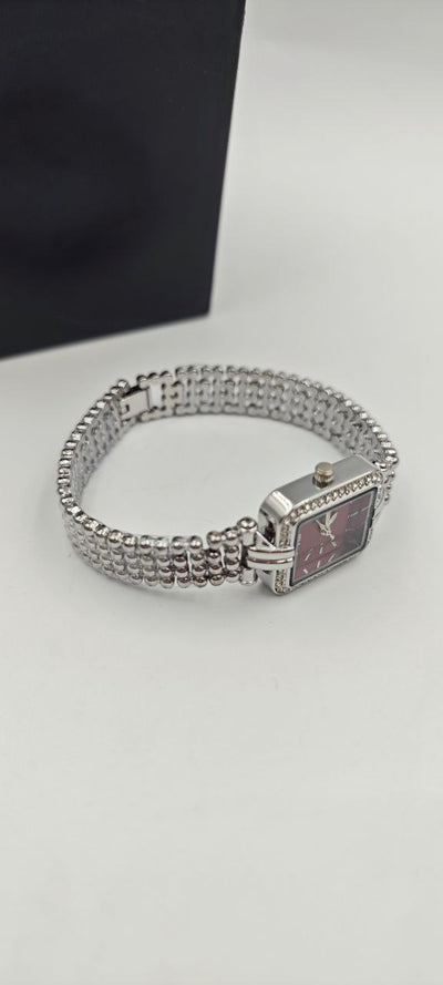 GÜMÜŞ RENK İÇİ KIRMIZI BAYAN SAATİ