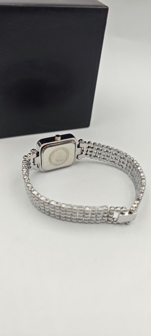 GÜMÜŞ RENK İÇİ KIRMIZI BAYAN SAATİ